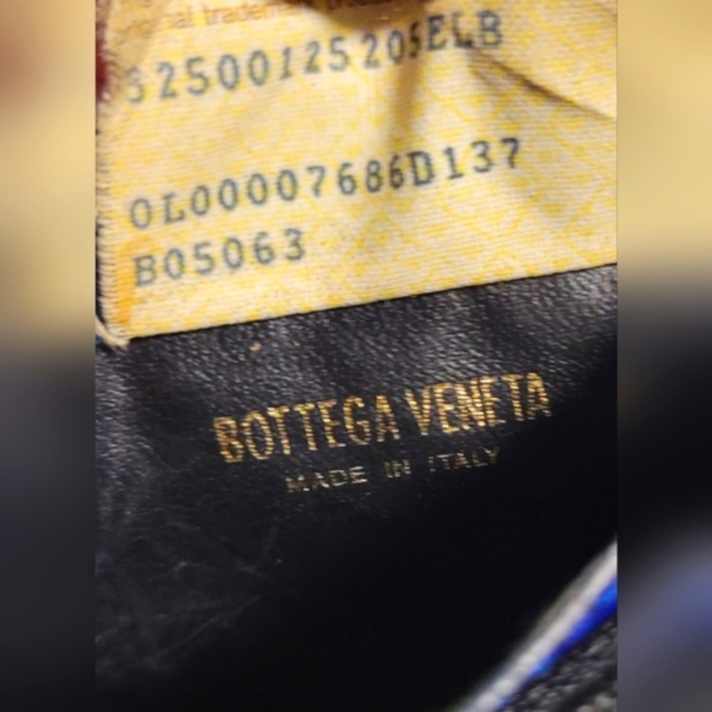 Bottega Veneta Intrecciato Weave Leather Wallet - Picture 15 of 16